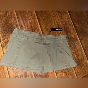 OLIVE PLEATED MINI SKORT
